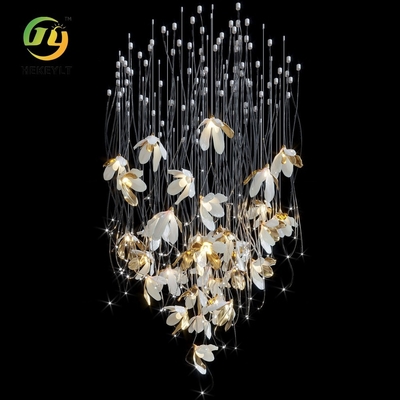 Nowoczesny żyrandol LED na zamówienie z motywem kwiatowym Dekoracyjny projekt schodów weselnych willi