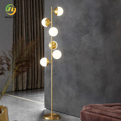 Wysoka metalowa złota żelazna nocna nowoczesna lampa podłogowa w salonie Atmosfera