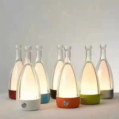Wielofunkcyjna nowoczesna lampka nocna hotelowa Trójkolorowy niestandardowy kształt pijanej butelki