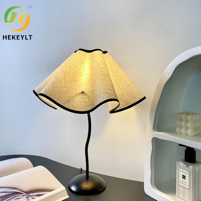 Nowoczesna lampa stołowa LED do łóżka Petal Umbrella Type S-Bar Metal Bedroom Hotel Table Lamp