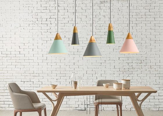Nowoczesna minimalistyczna kolorowa sypialnia restauracja bar kawiarnia Mała lampa wisząca z drewna i metalu