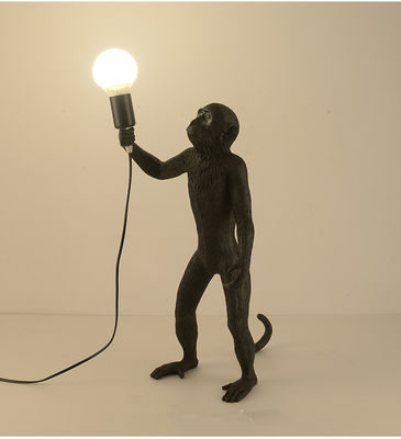 Energooszczędna lampa wisząca z żywicy małpa do sklepu odzieżowego