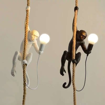 Energooszczędna lampa wisząca z żywicy małpa do sklepu odzieżowego